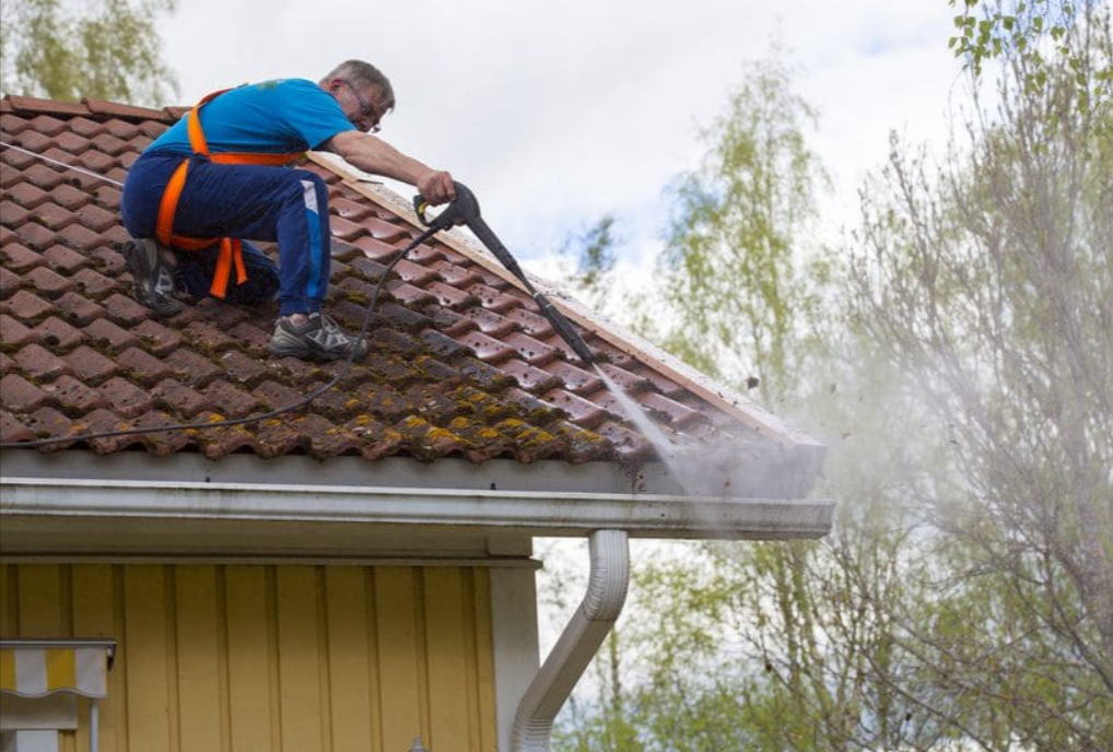 Keep Your Gutters Clean & Functional: Essential Gutter Cleaning Tips